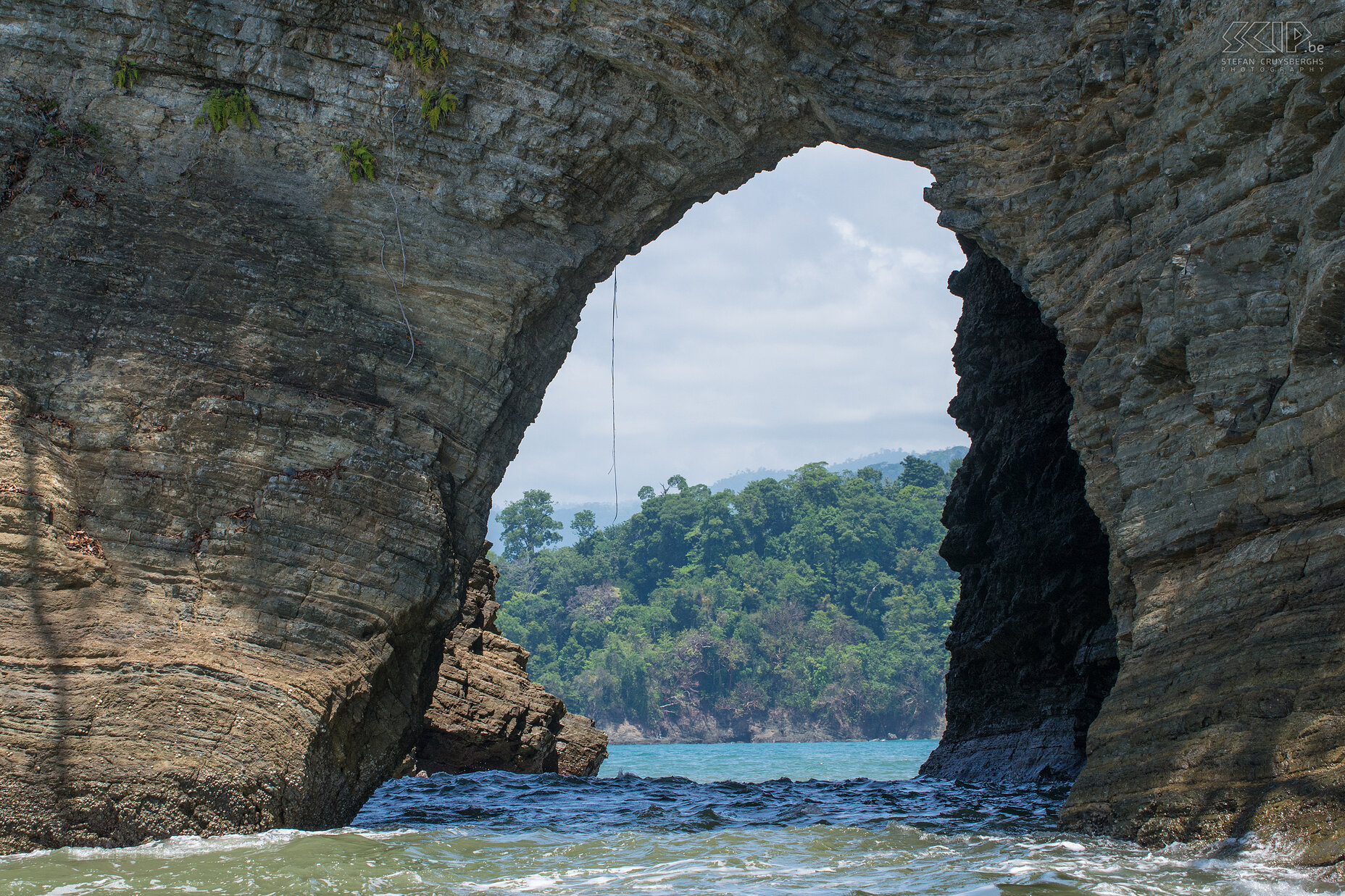 Uvita - Bahia Ballena - Grot Tijdens onze boottocht gingen we ook naar de beroemde zeegrotten van Ventana Beach in Marino Ballena nationaal park. Stefan Cruysberghs